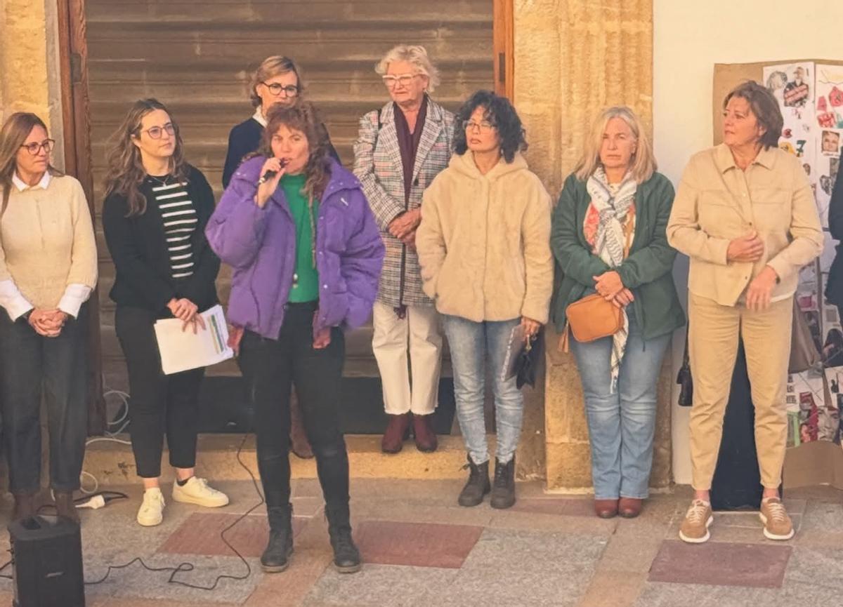 La artista Mireia Creativa, durante el acto de hoy en Xàbia