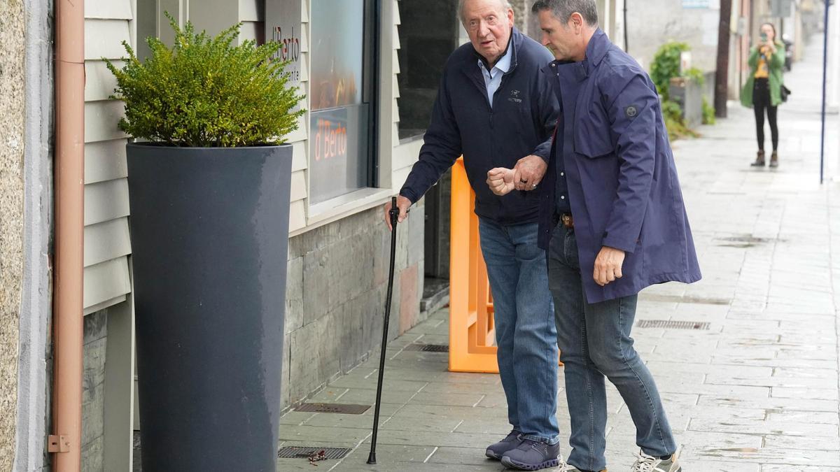 El rey emérito, a su llegada al restaurante.
