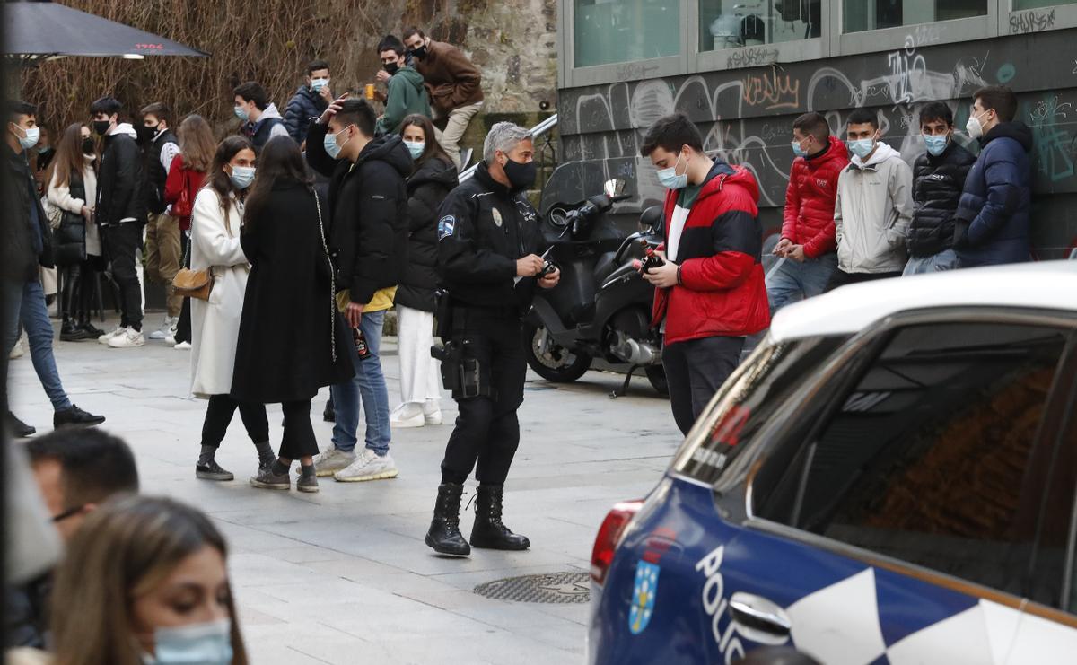 CONTROL DE LA POLICIA LOCAL EN TEOFILO LLORENTE, EN VIGO, POR AVISOS DE JOVENES BEBIENDO EN LA CALLE, DURANTE EL QUE SUPERVISARON EL AFORO DE LAS TERRAZAS DE LOS LOCALES DE HOSTELERIA Y DISOLVIERON AGLOMERACIONES.