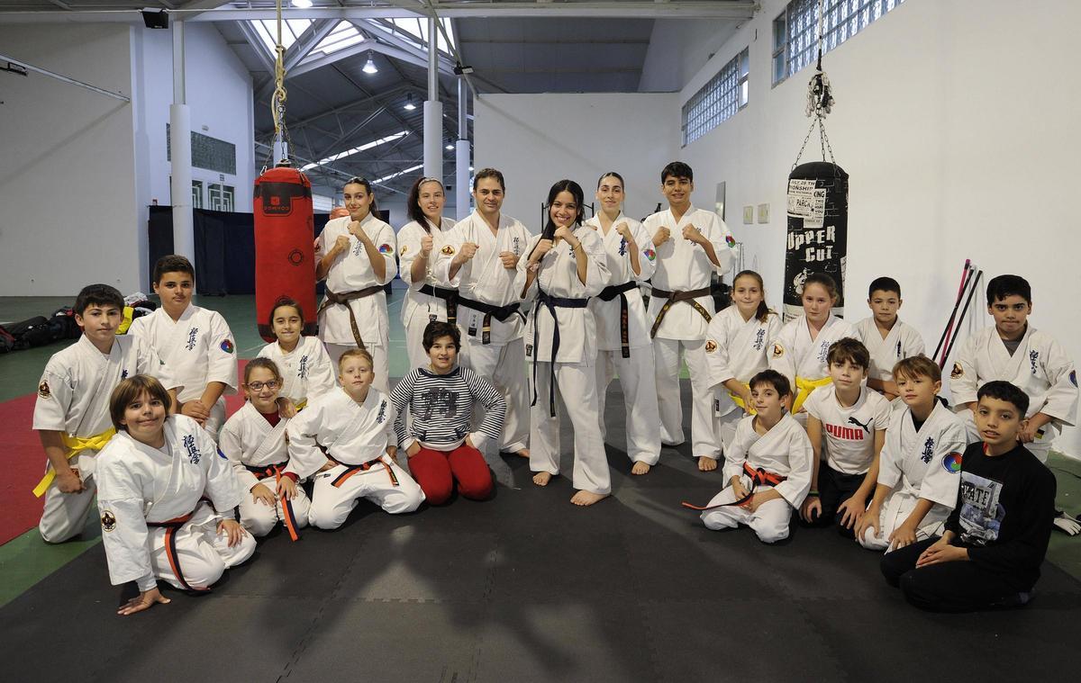 Aya, con su entrenador y sus compañeros.