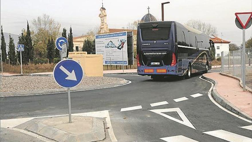 El consistorio ajusta la rotonda del camí la Plana para el tráfico pesado