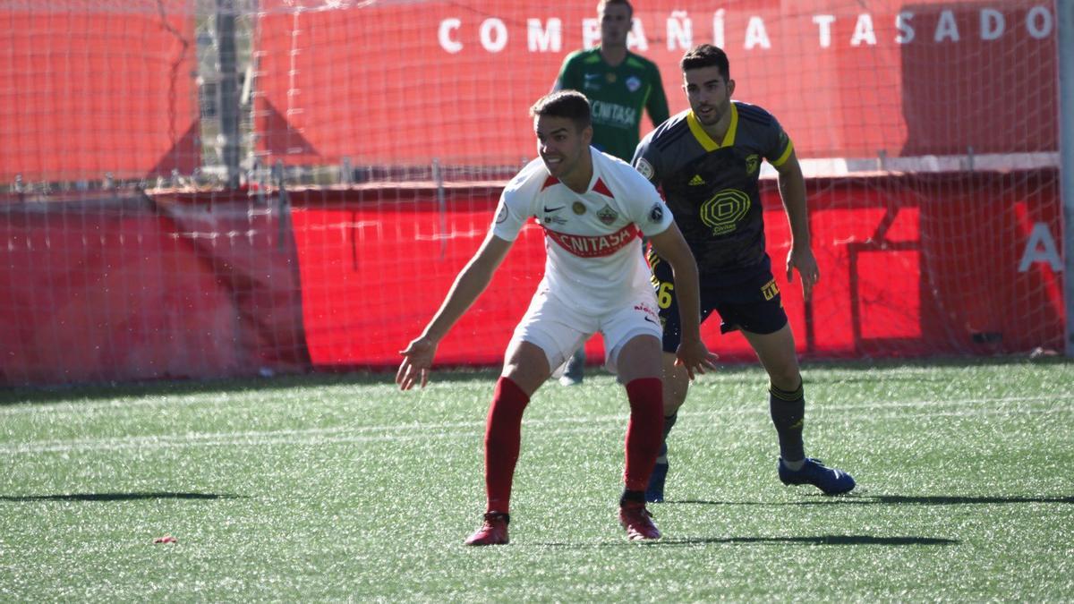 Barri, detrás de un jugador del Sanse durante el partido de este domingo en Matapiñonera.