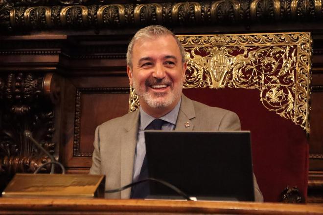 El alcalde de Barcelona, Jaume Collboni, presidiendo el pleno del Ayuntamiento en que se ha sometido a una cuestión de confianza.