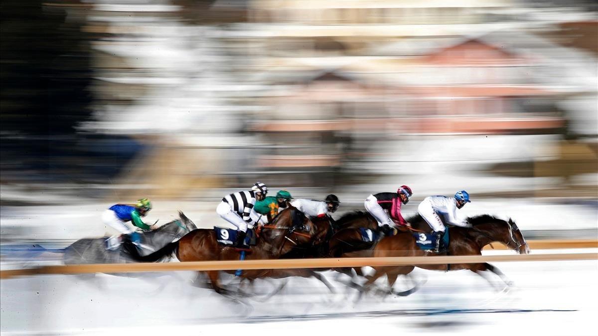 Carrera de caballos en llano de 2000 metros de la White Turf que se celebra en el lago helado de la estación de montaña suiza de St. Moritz