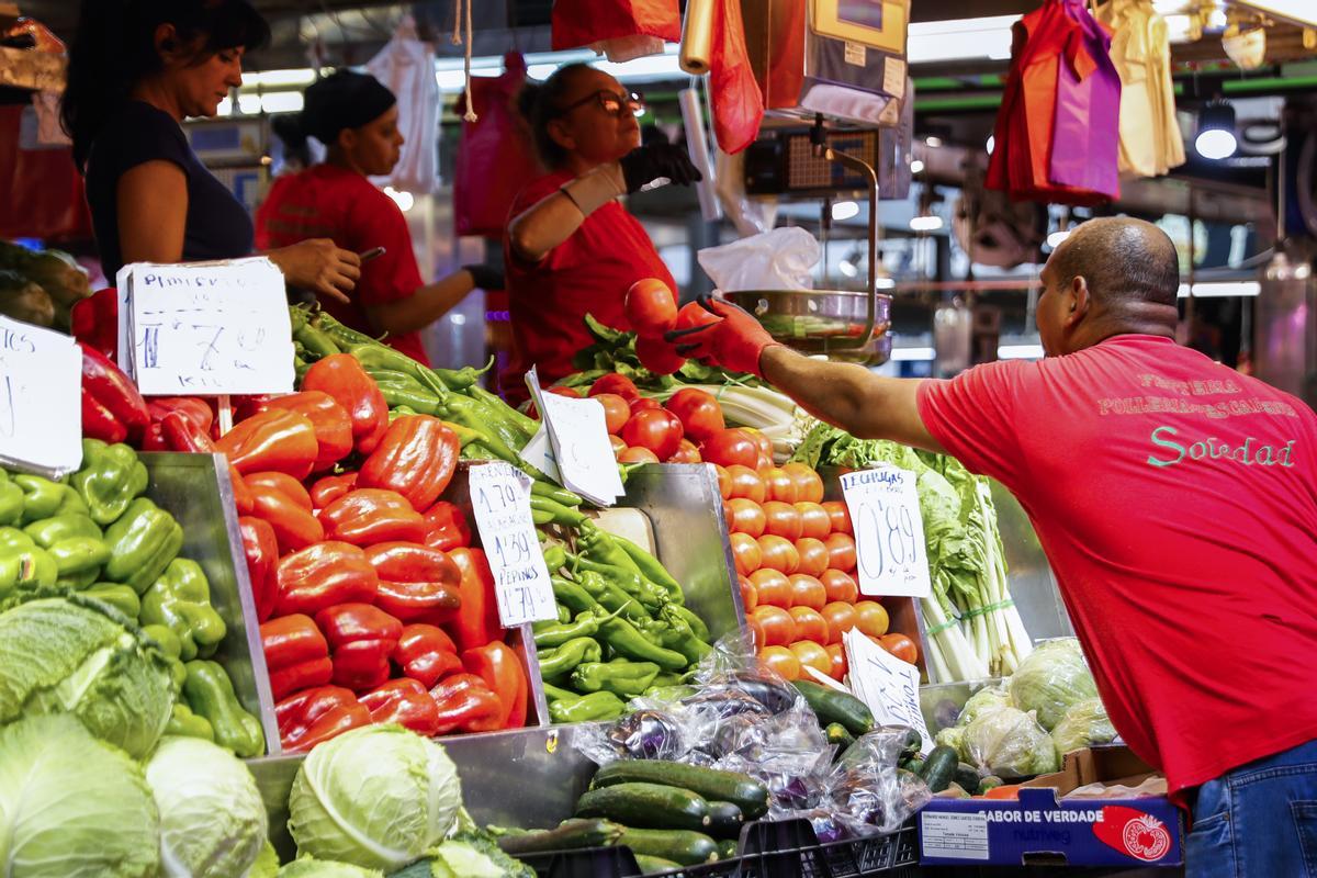 Un puesto de fruta en un mercado de Madrid.