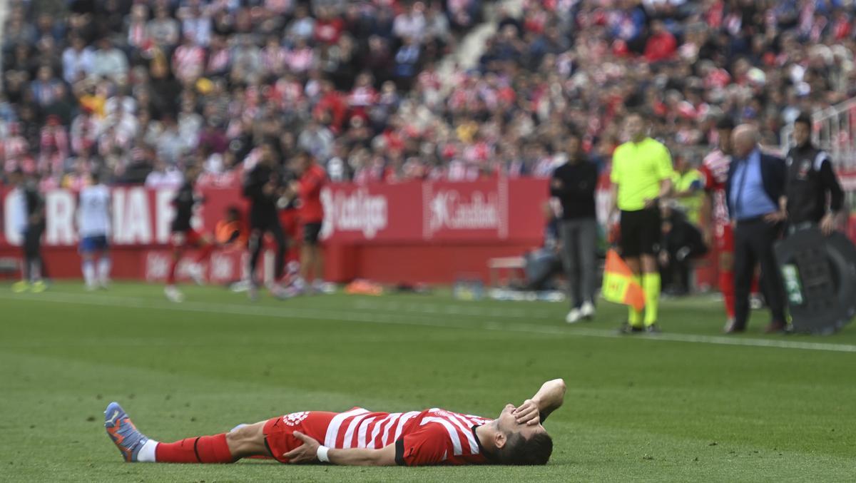 Javi Hernández fundido en el suelo tras el esfuerzo durante el partido contra el RCD Espanyol.