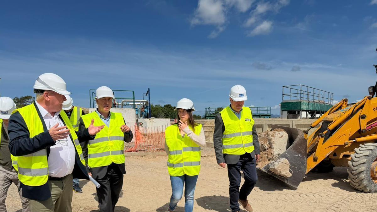 Un momento de la visita institucional a las obras de la depuradora de Formentera