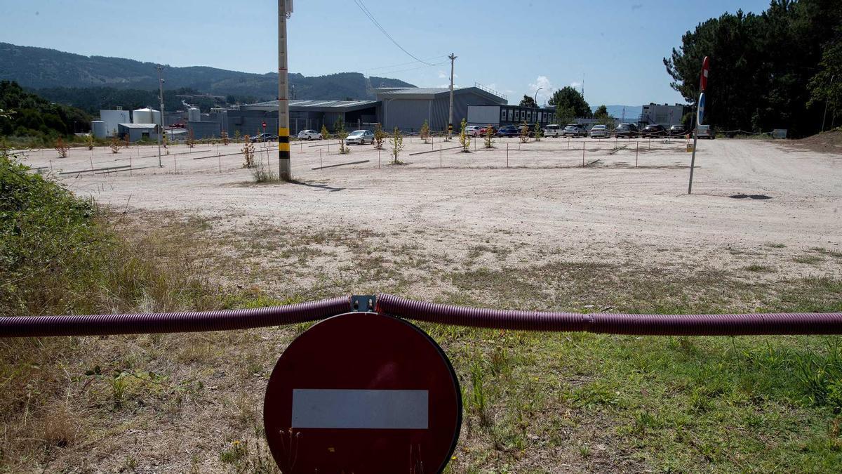 Vista de l'aparcament d'O Porriño on ha mort un nen de dos anys, en passar hores oblidat al cotxe de la seva mare. EFE