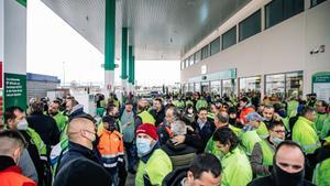 Un grupo de transportistas en una gasolinera de San Fernando de Henares (Madrid)