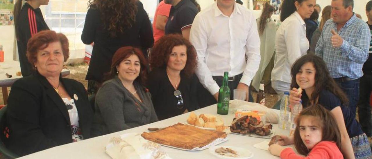 Vecinos, durante la comida popular de Logrezana.