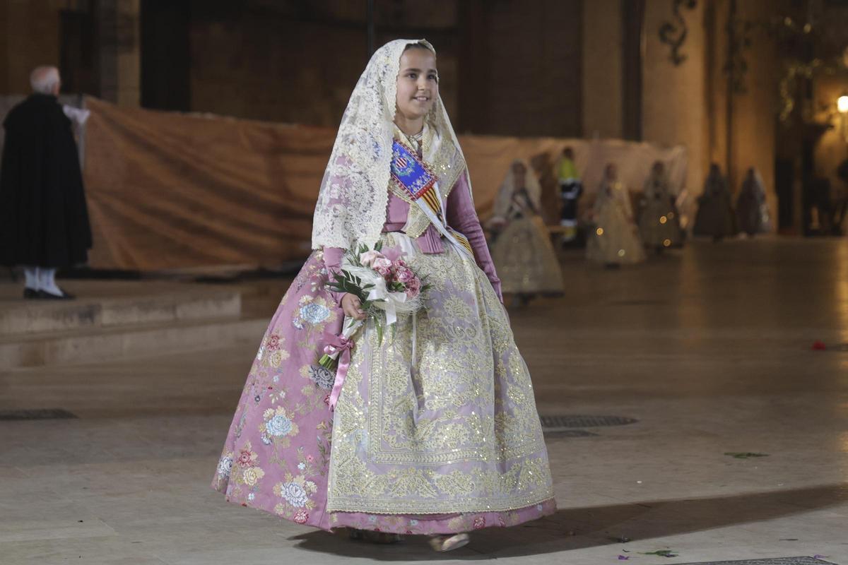 La emoción de Marta Mercader ante la Virgen cierra el primer día de la Ofrenda La emoción de Marta Mercader ante la Virgen cierra el primer día de la Ofrenda