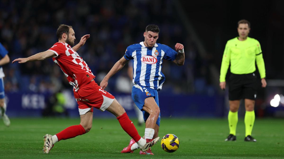 Roberto Fernández pelea un balón con Blind durante el último derbi entre Espanyol y Girona