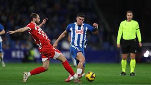 Roberto Fernández pelea un balón con Blind durante el último derbi entre Espanyol y Girona