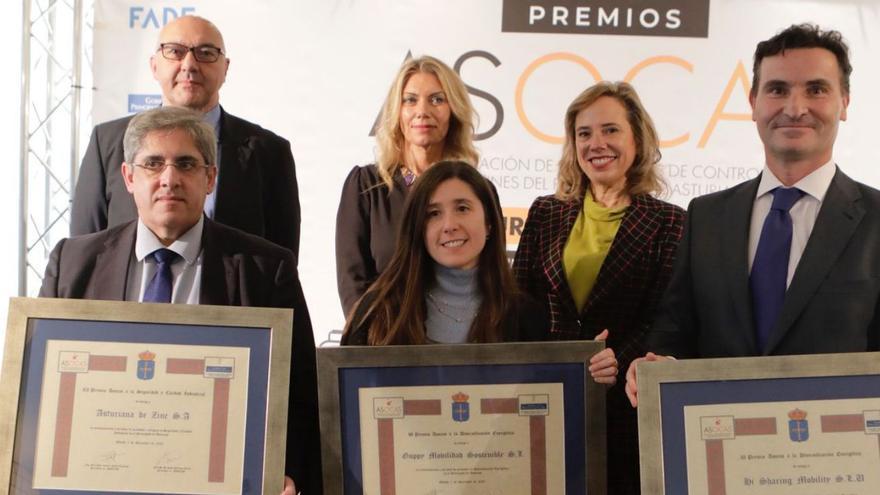 En primera fila, Jaime Arias, Sara Fernández (Guppy) y Jorge González-Palacios (Hi! Mobility). Detrás, Juan Carlos Aguilera, la presidenta de Asocas, Carmen Prado, y Belarmina Díaz, ayer, en Latores (Oviedo). | Fernando Rodríguez