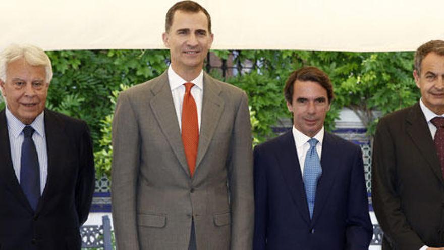 Don Felipe posa con los expresidentes del Gobierno