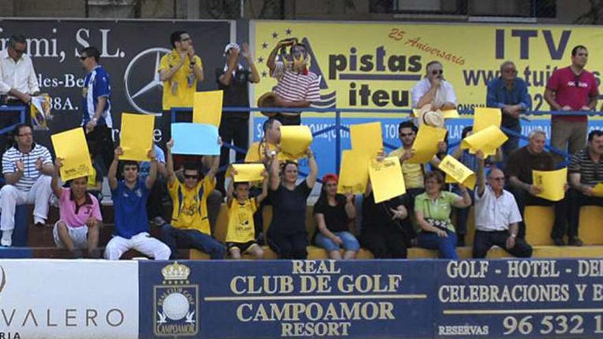 Aficionados del Orihuela animando a su equipo.