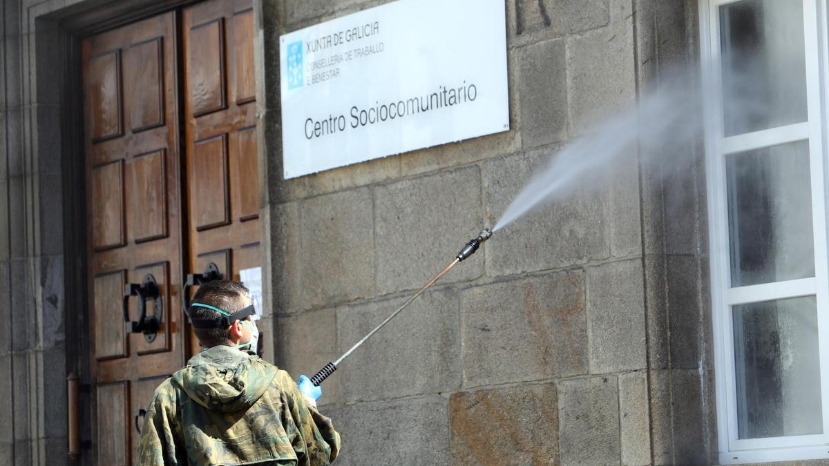 Militares desinfectan una residencia en Santiago. 