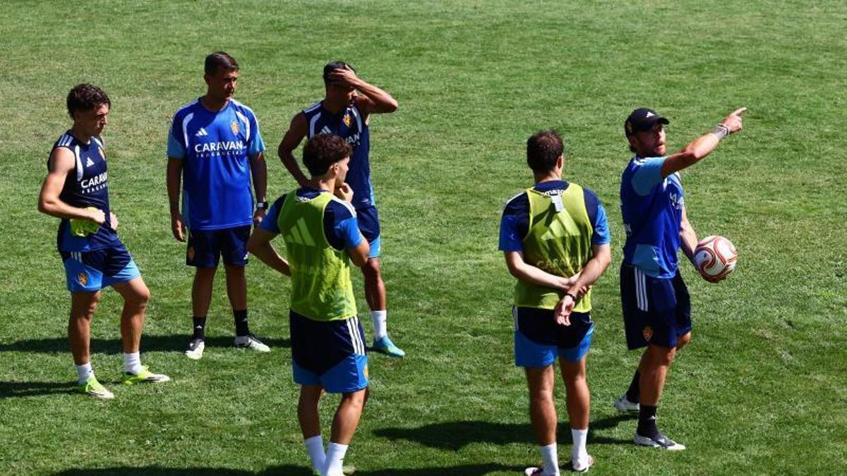 Ibai Gómez da instrucciones durante un entrenamiento a pleno sol del Real Zaragoza