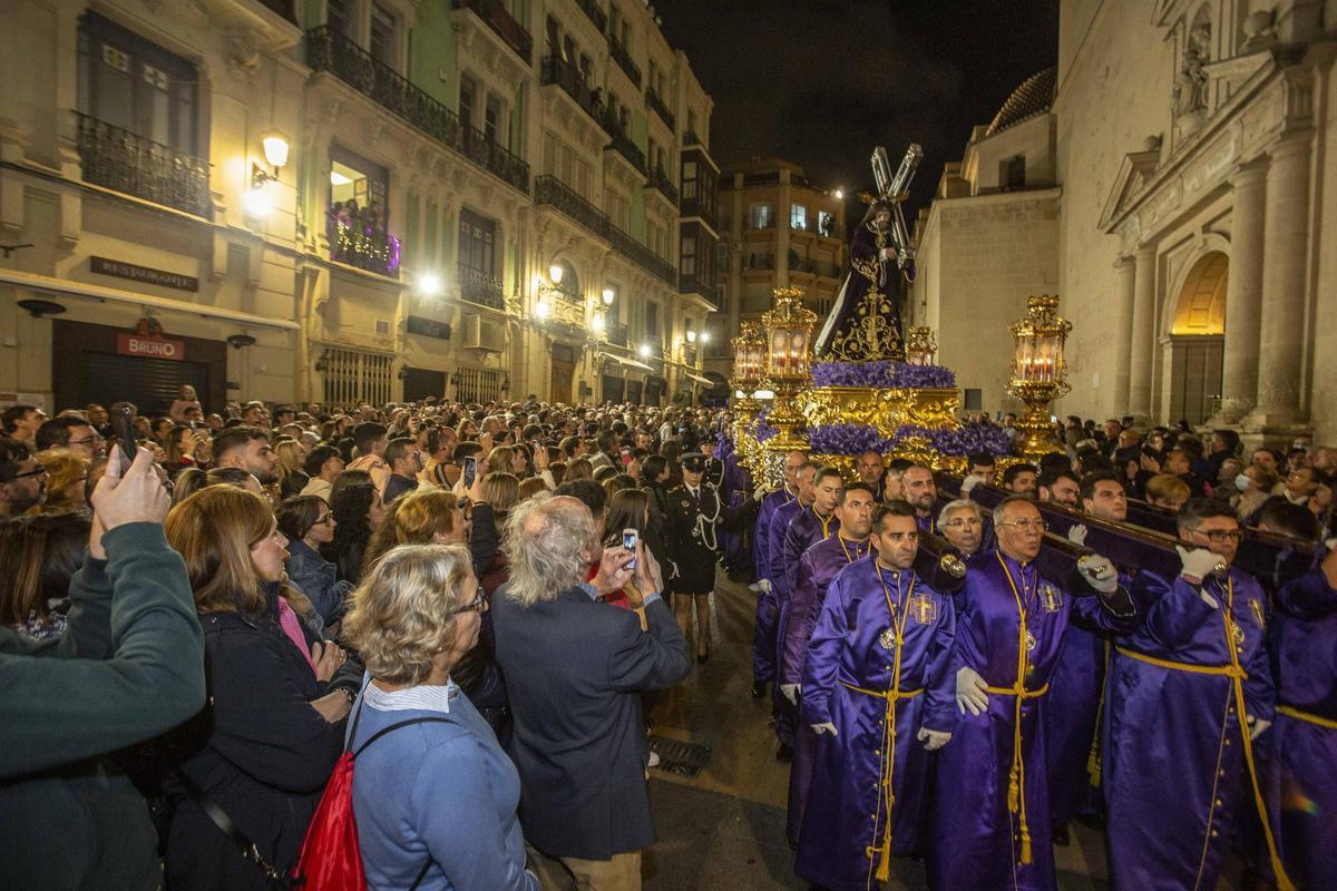 Pasión en la procesión de Nuestro Padre Jesús en la Concatedral de San Nicolás de Alicante