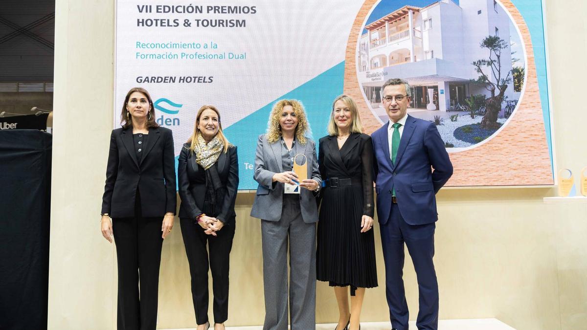 Paula San Luis, Inmaculada de Benito; la vicepresidenta del grupo Garden Hotels, Magda Ramis, Maria Cruz Rivera y David Rico este miércoles en Fitur.