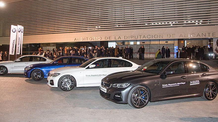 Los BMW Serie 3 delante del Auditorio de la Diputación de Alicante durante la Gala de los Importantes