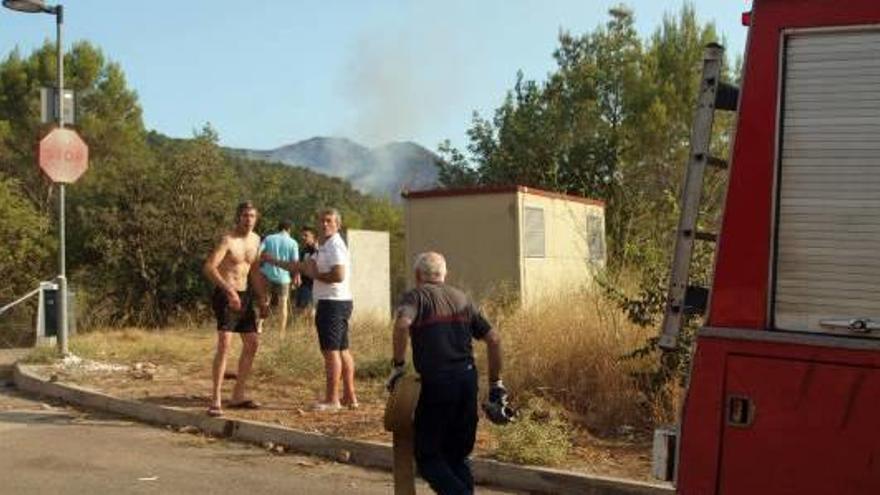 Los rebrotes ralentizan la extinción del incendio en la Serra d&#039;Espadà