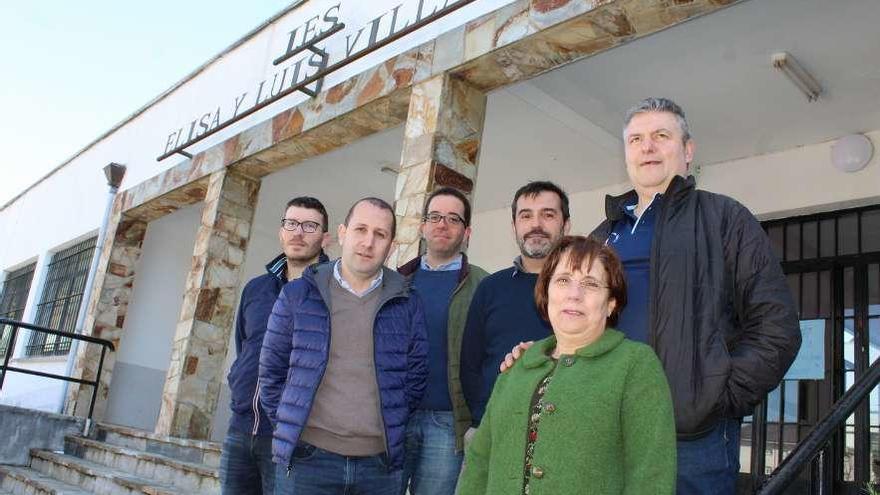 Por la izquierda, Borja Vior, Alejandro Murias, José Antonio Pasarón, Domingo Fraga, de Uromac; el responsable de la cafetería del instituto, Darío Espina, e Isabel Menéndez, en la entrada principal del instituto veigueño.