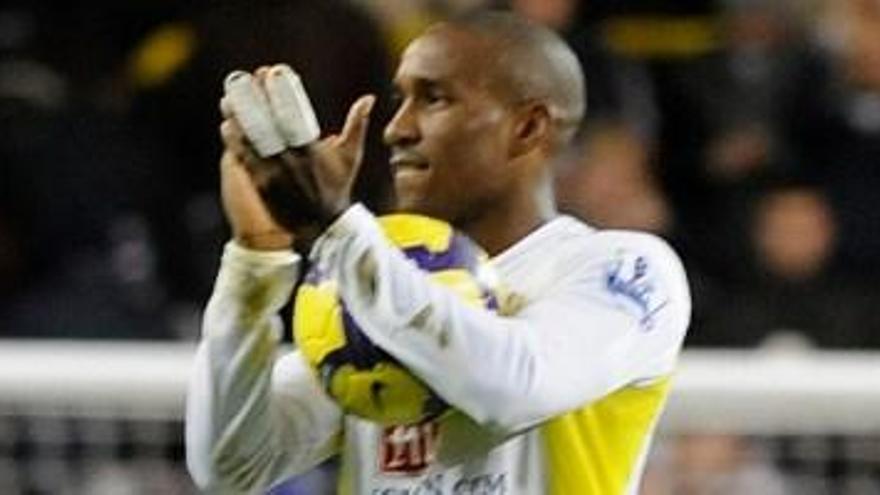 Defoe, autor de cinco goles, celebra la goleada del Tottenham.
