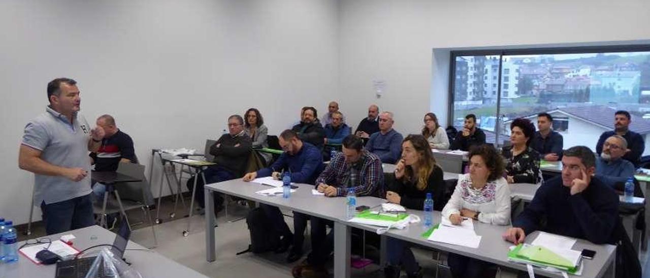 Javier Hurlé impartiendo el curso en la Casa de Cultura de la Pola.