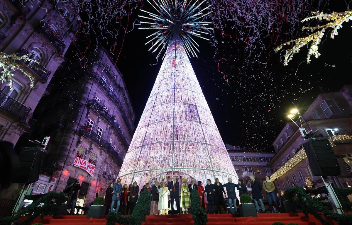 Vigo enciende la Navidad más grande de su historia ante miles de personas