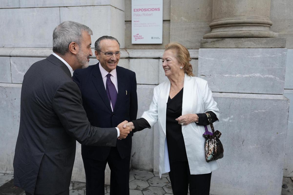 Jaume Collboni, alcalde de Barcelona, saluda a Arantza Sarasola, vicepresidenta de Prensa Ibérica, en presencia de Javier Moll, presidente de Prensa Ibérica.