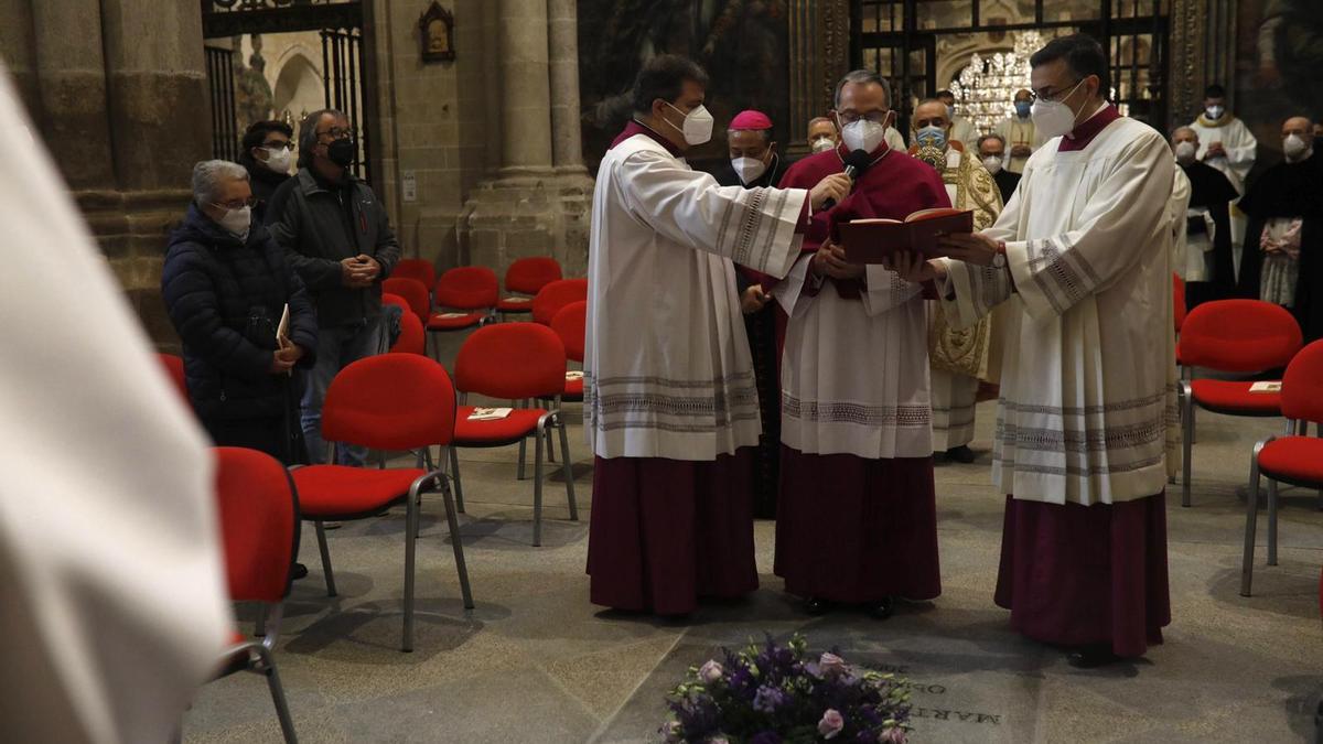 Acto de ordenación del nuevo obispo de Zamora Fernando Valera en el interior de la Catedral.