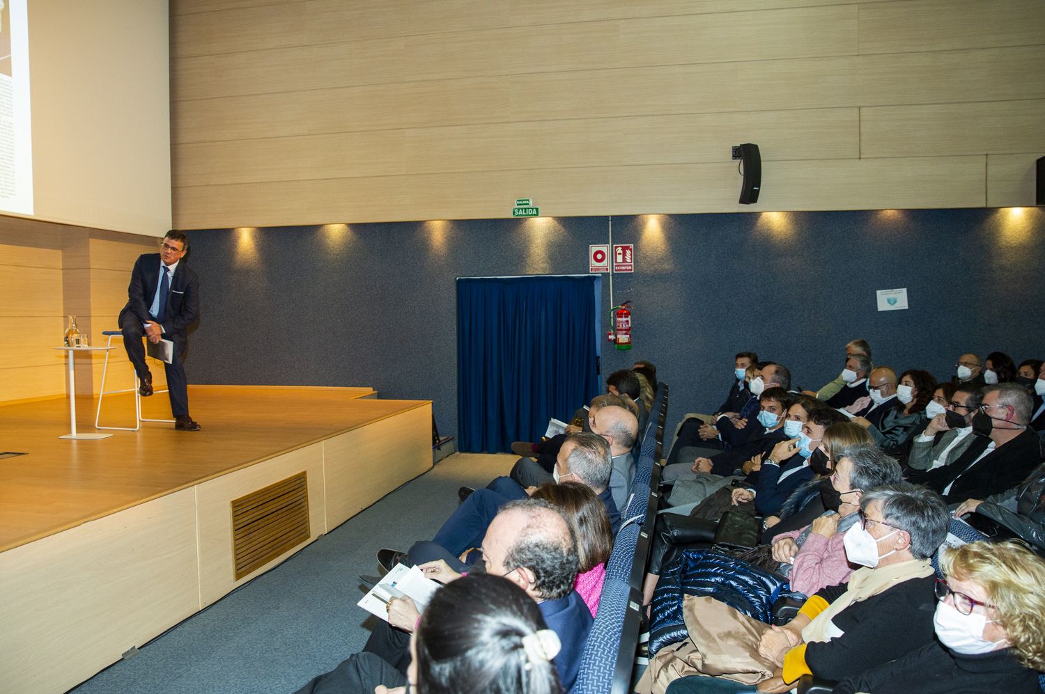 Toni Cabot presenta en el Club INFORMACIÓN el libro en el que plasma los perfiles de 40 personalidades de Alicante