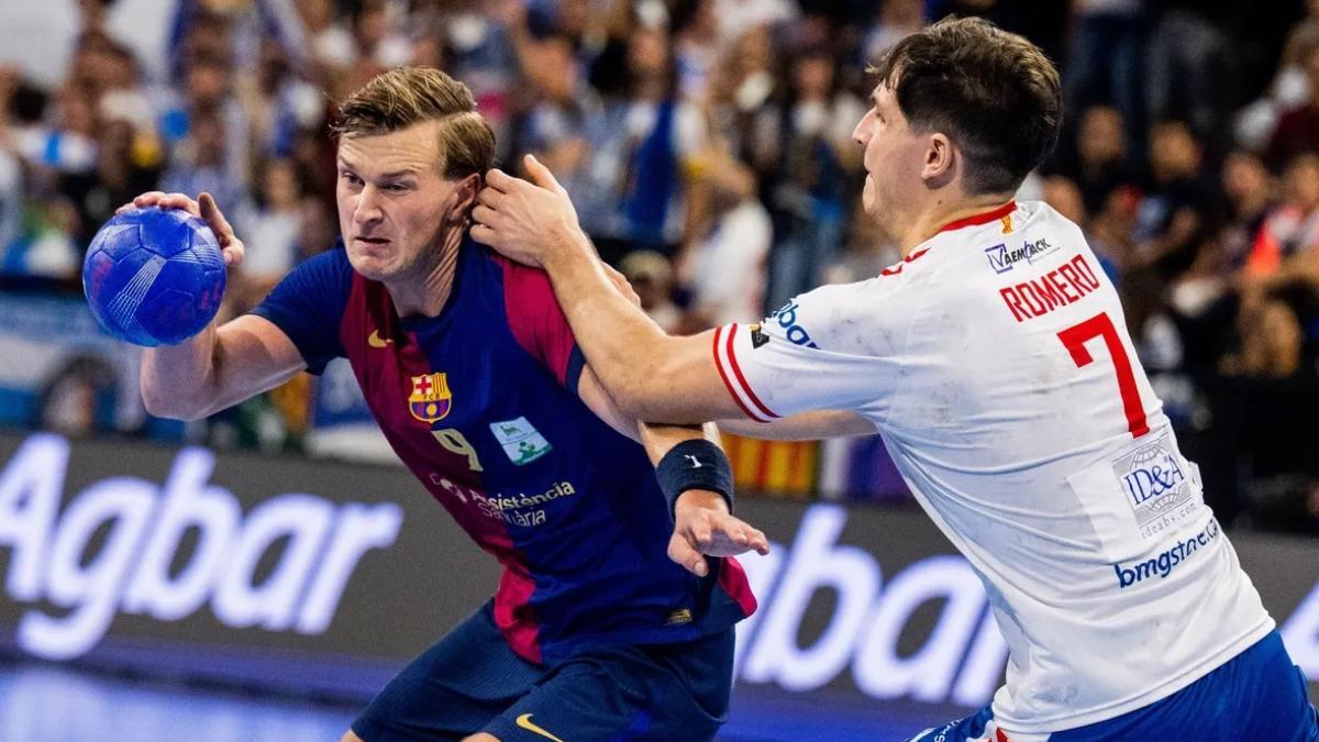 Víctor Romero defiende al azulgrana Carlsbogard