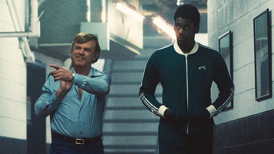 John C. Reilly (Jerry Buss) y Quincy Isaiah (Earvin ’Magic’ Johnson) en &#039;Tiempo de victoria&#039;.