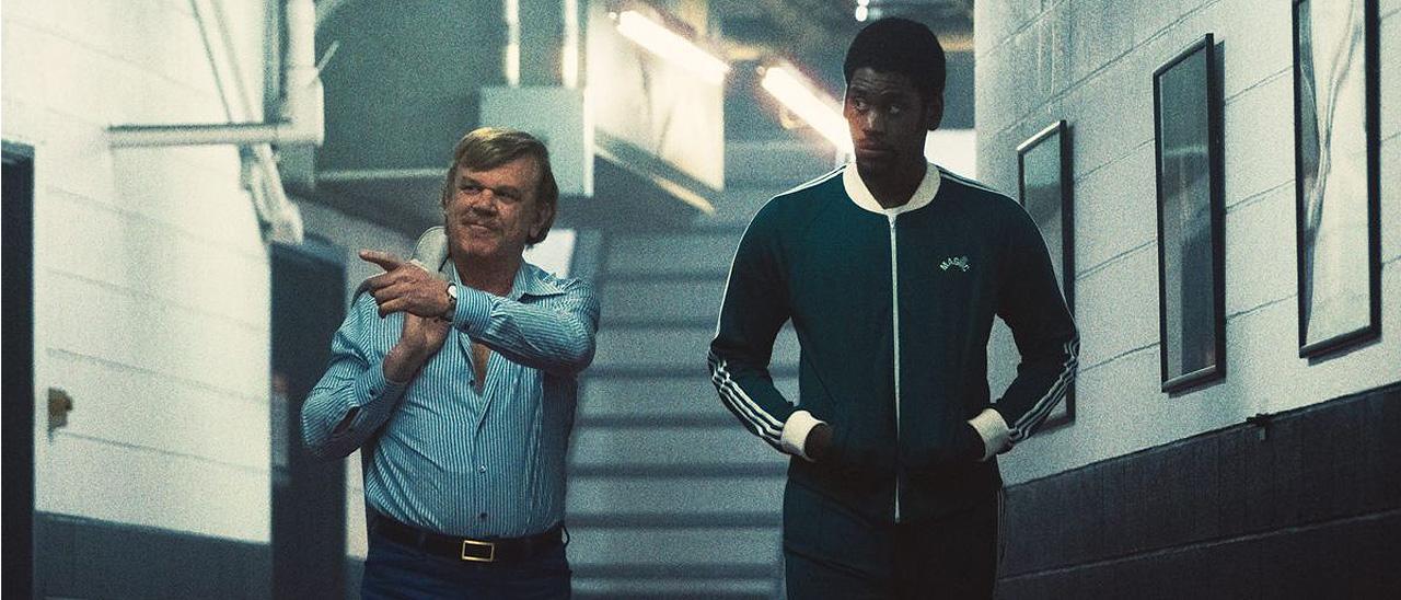 John C. Reilly (Jerry Buss) y Quincy Isaiah (Earvin ’Magic’ Johnson) en &#039;Tiempo de victoria&#039;.