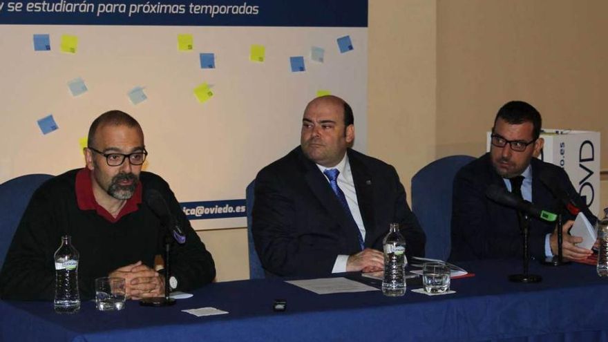 Arriba, Marzio Conti, Agustín Iglesias Caunedo y Cosme Marina, ayer, en el Auditorio. A la izquierda, carátula del nuevo disco de Oviedo Filarmonía sobre obras de Saint-Saëns.