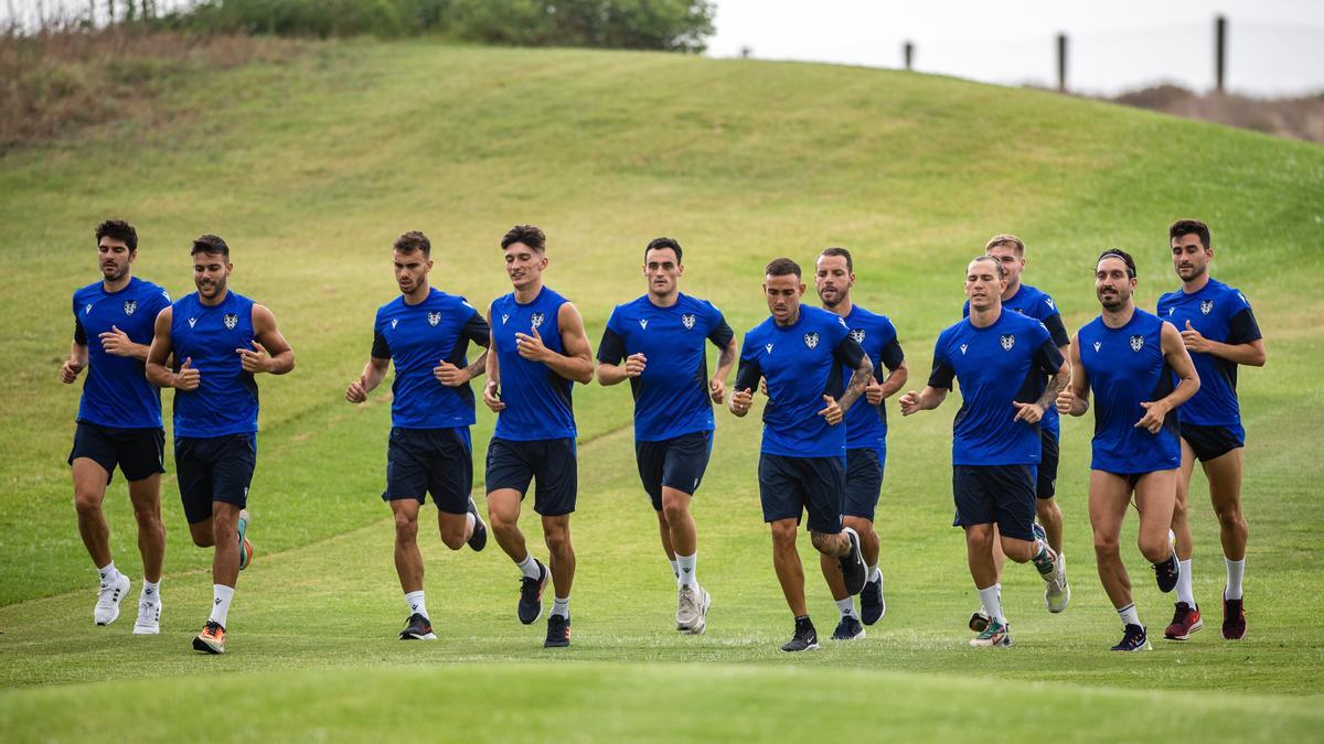 La plantilla del Levante UD inicia los entrenamientos en El Saler