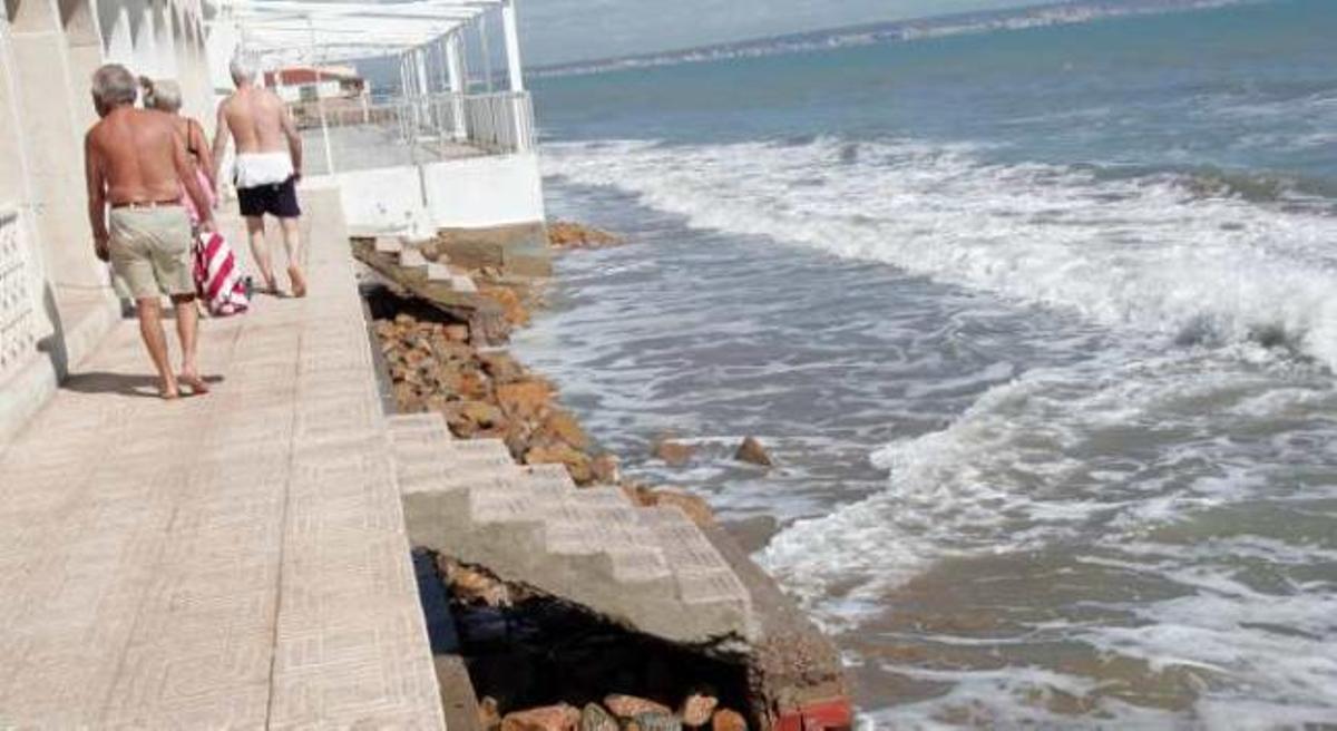 El mar se come diez metros de playa en Elche