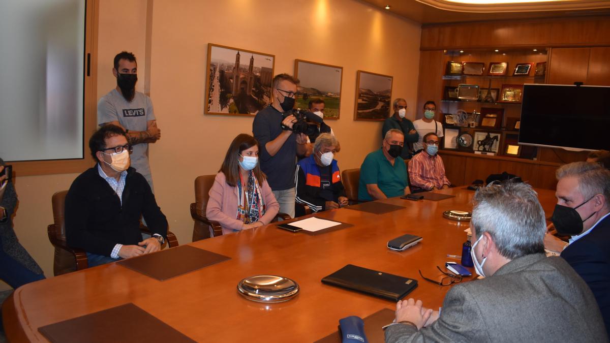 Representantes de los trabajadores y de la empresa Ximénez, durante la firma del convenio colectivo.