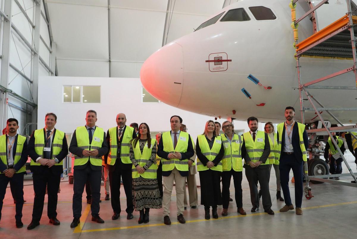 Visita de las autoridades a la empresa Brok-Air, este martes.