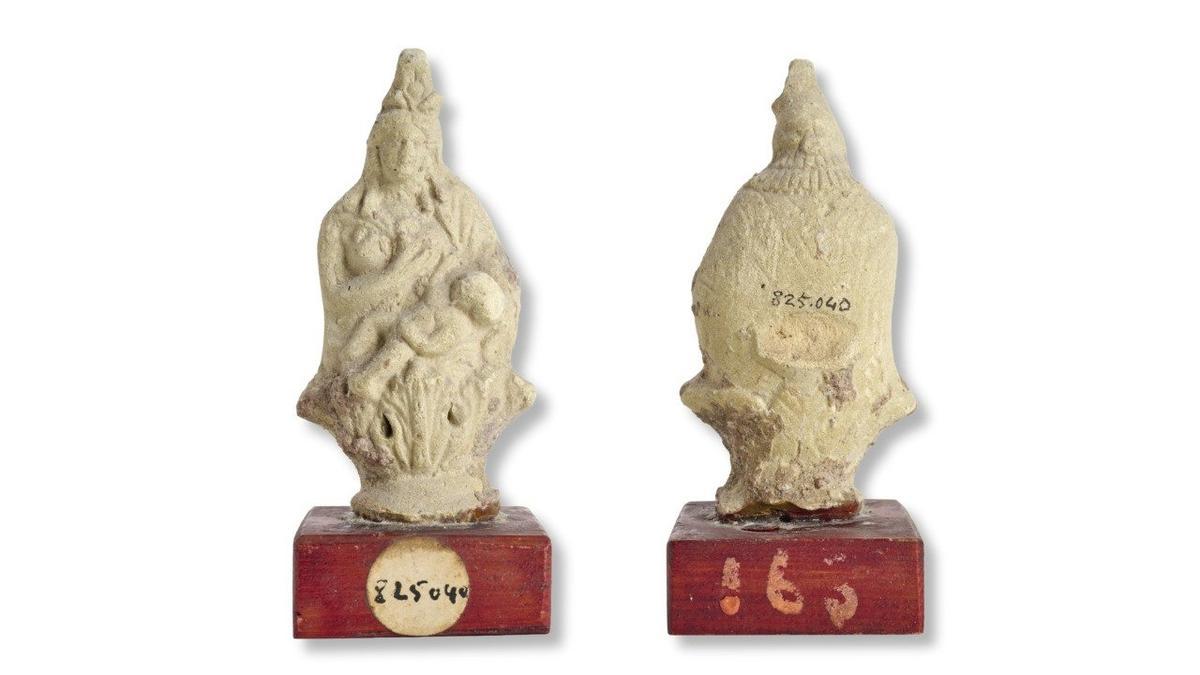 La diosa Isis da de mamar a Horus.