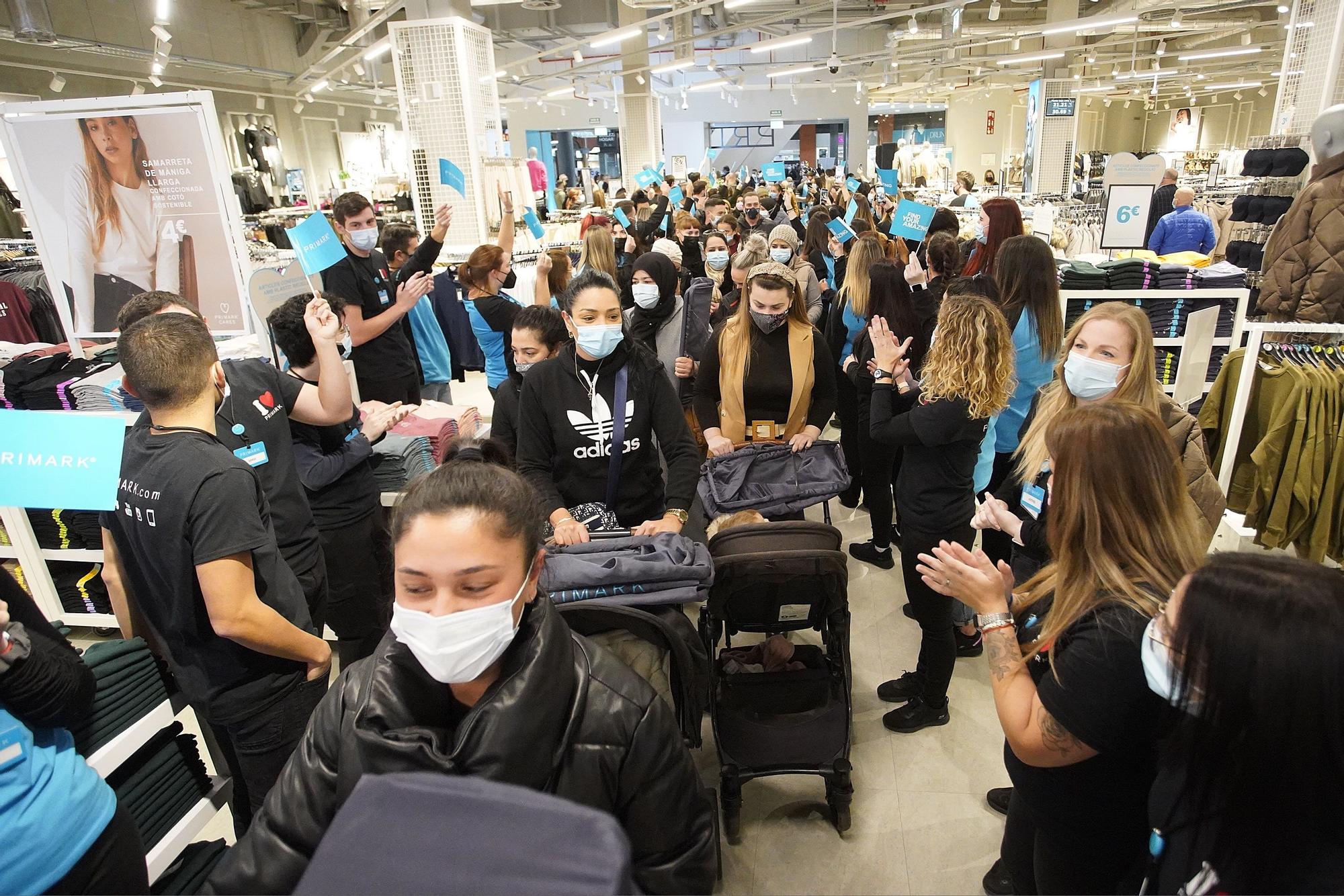 Gran expectació a l'obertura del Primark a l'Espai Gironès de Salt