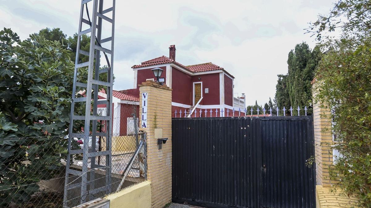 Puerta de acceso a la vivienda tutelada en El Campello. | HÉCTOR FUENTES