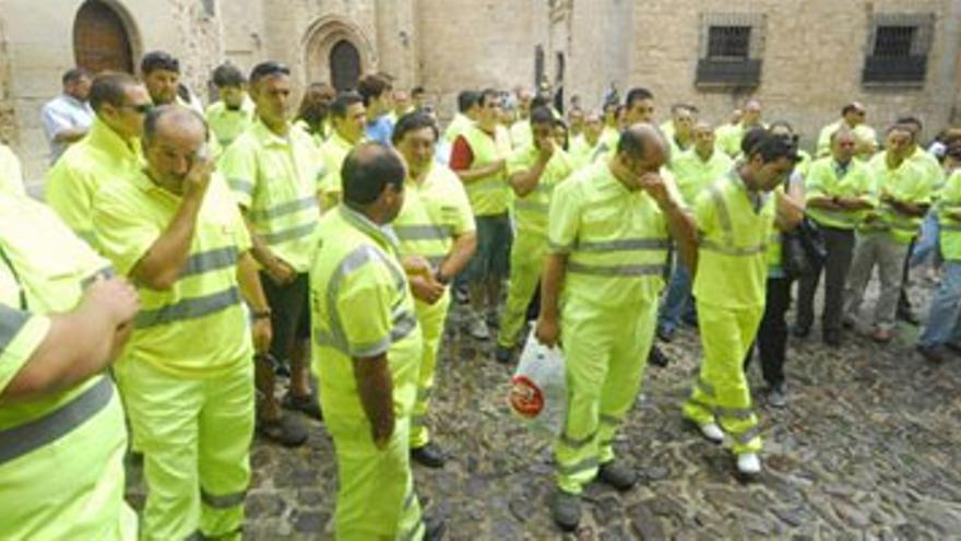 Medio centenar de trabajadores de conservación de carreteras demandan en Cáceres más seguridad