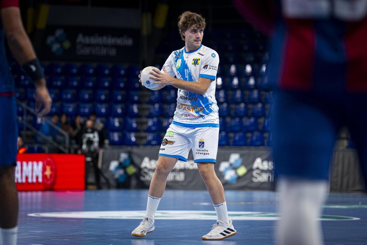 Brais González en una acción del duelo de ayer en el Palau Blaugrana.