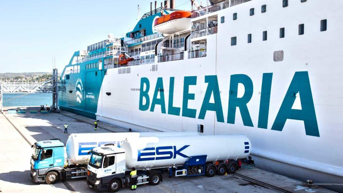 El &#039;ferry Bahama Mama&#039; de Baleària realiza el primer bunkering de GNL en el puerto de Dénia