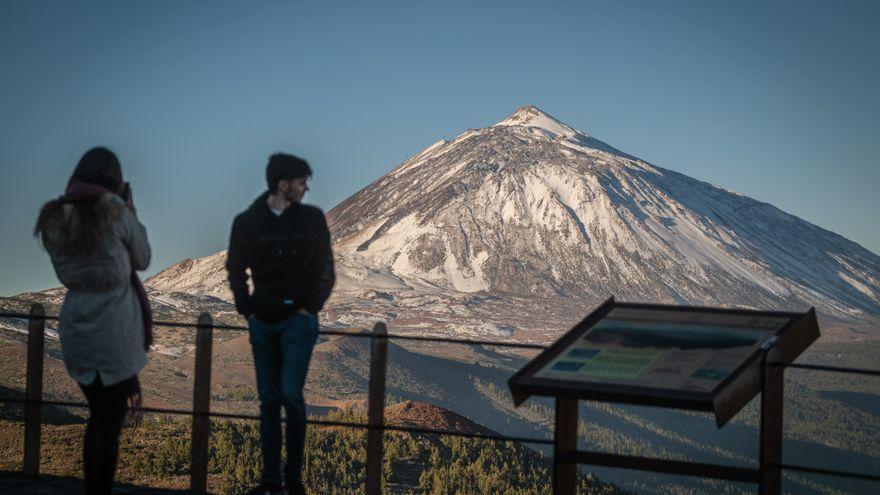 Dos personas se sacan fotos en el Teide.