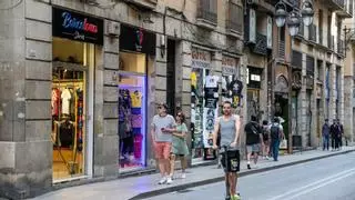Guerra al descontrol de los suvenires: Ciutat Vella ordena cerrar temporalmente una veintena de negocios