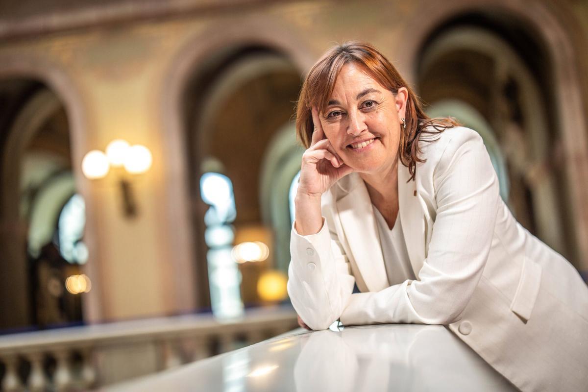 La consellera de Territori, Habitatge i Transició Ecològica, Sílvia Paneque, tras su entrevista con EL PERIÓDICO en el Parlament.